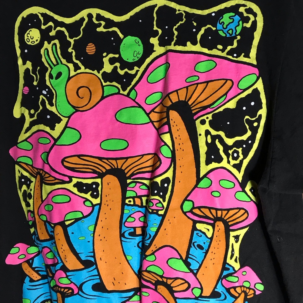 aLab Neon Mushroom Graphic Tee Womens medium
